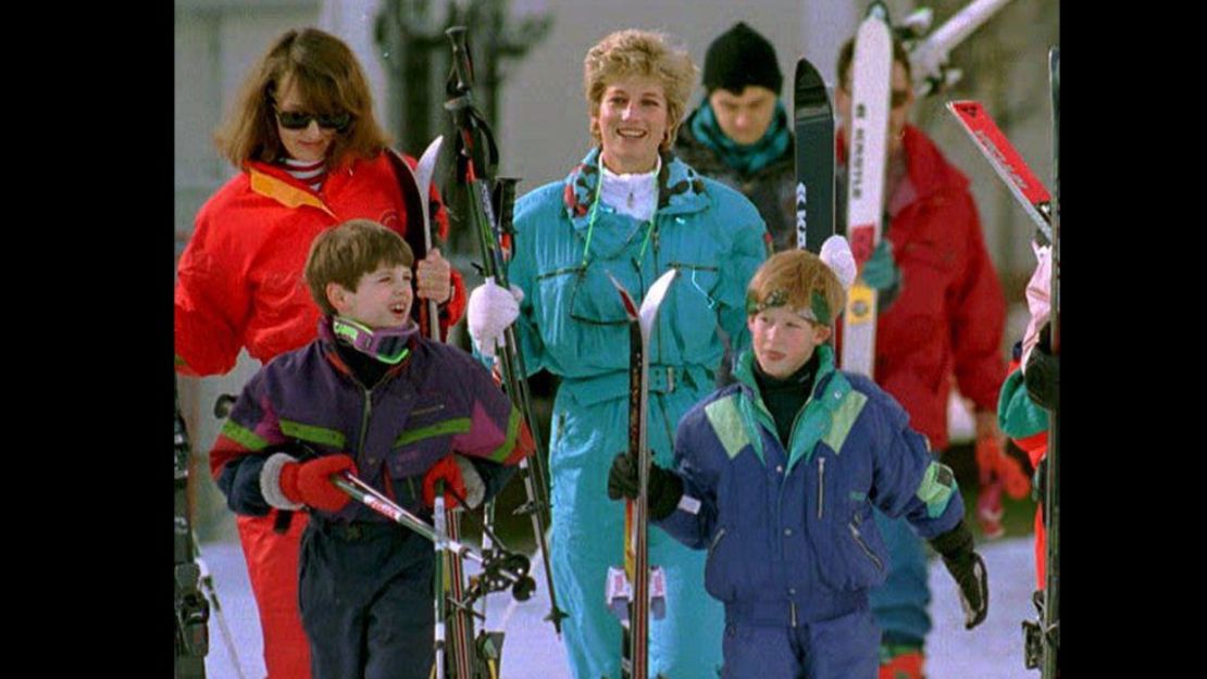 El príncipe Enrique con su madre, Diana de Gales, en una vista a Austra, en marzo de 1994.