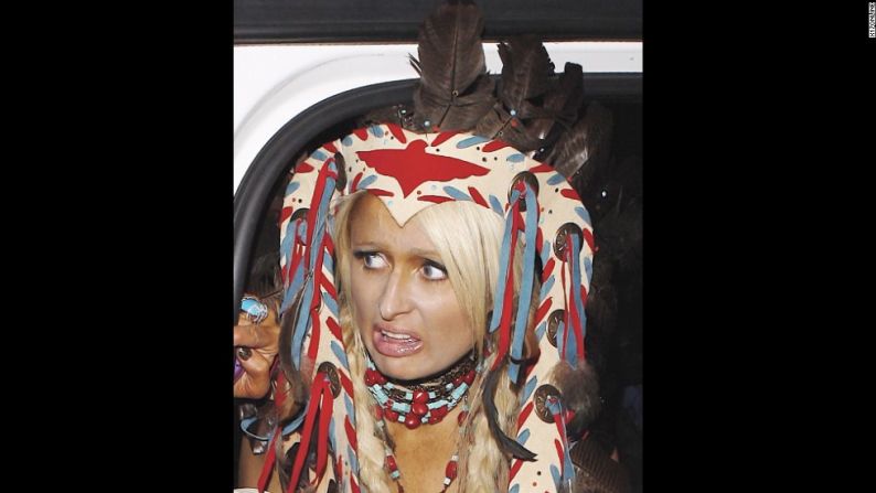 En 2010, Paris Hilton asistió a la fiesta de Hallowen de la mansión Playboy vestida con ropajes de estilo nativo americano. Activistas indígenas estadounidenses han expresado los últimos años cuán ofensivo puede ser que se usen tocados nativos fuera de contexto.