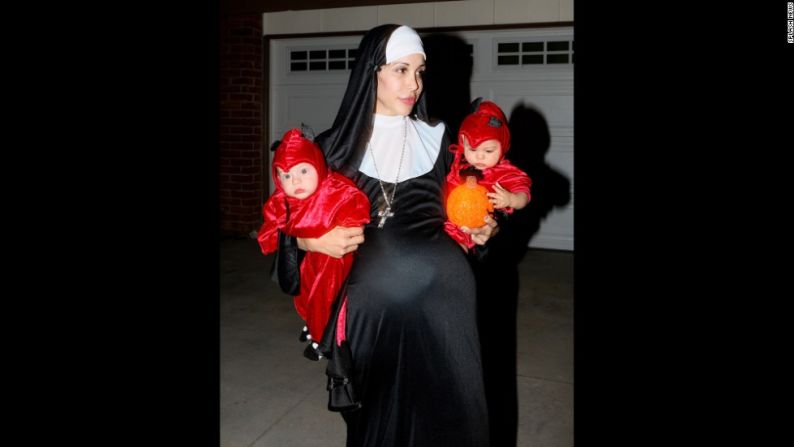 "Octomom" (madre de ocho bebés), Nadya Suleman, se vistió como una monja embarazada y vistió a sus hijos como pequeños demonios para un Halloween. Su disfraz pudo haber tenido un significado personal, pero también tenía el potencial de incitar la ira de los católicos.