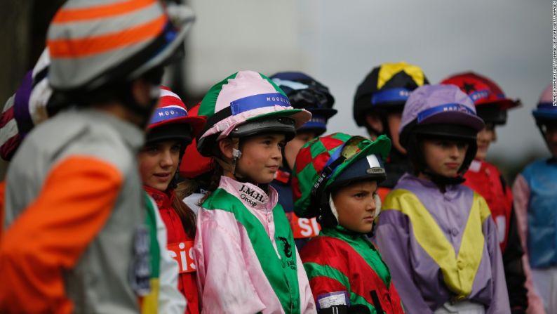 Celebrada en el hipódromo de Plumpton en Sussex, Inglaterra, 16 jinetes jóvenes galopan en la recta frente a miles de fans.