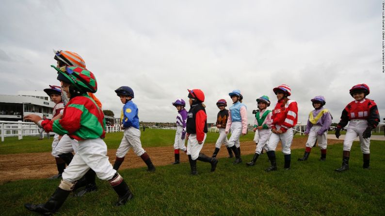 Para muchos de los jinetes, esta era su primera experiencia de competir en un hipódromo profesional. Los chicos marchan en el Shetland Grand National en diciembre, al final de la temporada, con la esperanza de ganar.