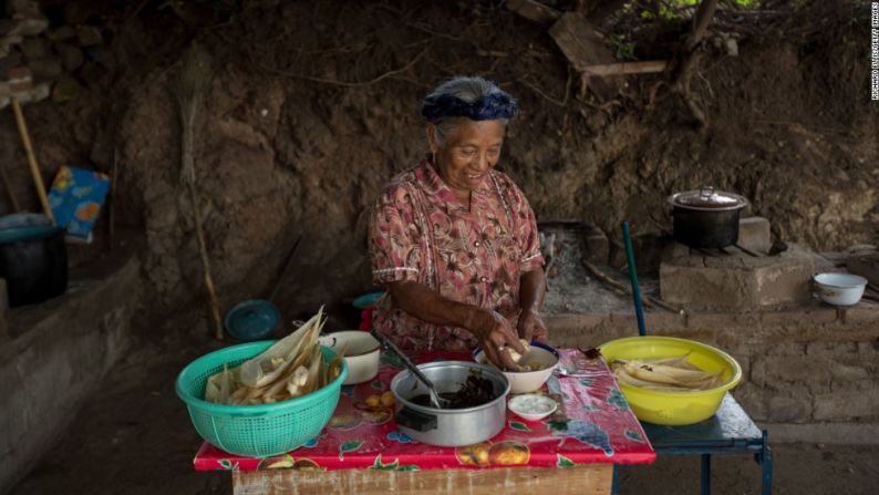 Una mujer hace tamales tradicionales para el Día de Muertos. "Este es uno de mis aspectos favoritos de Día de Muertos, porque mi padre, que falleció recientemente, no estaba demasiado interesado en las calaveras. Hacer tamales, pan y otros alimentos favoritos que sus seres queridos hubieran disfrutado es un aspecto importante de esta celebración ", dice Cano-Murillo. "Con el tiempo, todos vamos a tomar nuestro turno, por lo que sería bueno si tu familia y amigos tomaran un día para recordarte".