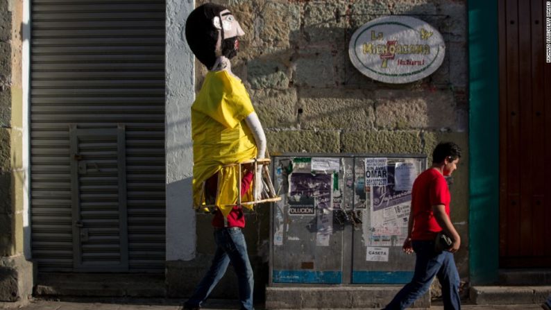 Un personaje de papel maché disfrazados camina por las calles de Oaxaca. "Al principio, los niños sienten un poco de miedo de las calaveras, porque no saben lo que significa", dice Valentín Concha-Núñez, educador del Museo del Barrio en Nueva York. "Pero cuando les digo que toquen sus cráneos se dan cuenta de que los cráneos son parte de ellos y luego entienden la idea."