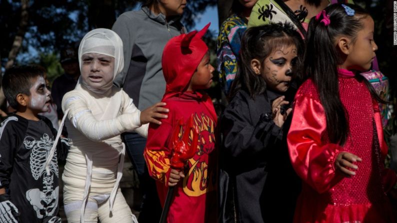 "Aunque los niños a menudo se visten con trajes y participan en los desfiles de Halloween, esa celebración es totalmente independiente del Día de Muertos", dice Juan Carlos Aguirre, director ejecutivo de Mano a Mano, una nueva organización no lucrativa de Nueva York dedicada a la celebración de la cultura mexicana y la promoción de la comprensión de las tradiciones mexicanas a través de las artes y la cultura.