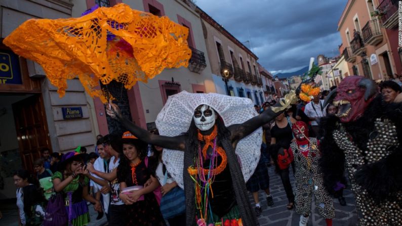 Jueguistas bailan por las calles de Oaxaca en trajes tradicionales el miércoles 30 de octubre "La primera jornada de Día de los Muertos se dedica a honrar las vidas de los niños que han fallecido y los adultos son honrados al día siguiente", dice Cano-Murillo.