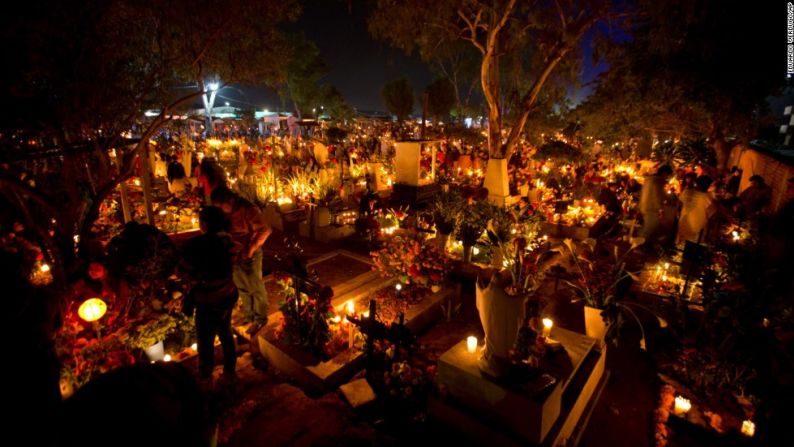 "Algunos optan por ir a la tumba del ser querido en lugar de construir un altar", dice la escritora mexicano-estadounidense Kathy Cano-Murillo, propietaria de Crafty Chica en Phoenix, Arizona. "La familia y los amigos llevan velas que se apagan para simbolizar el final de su viaje en nuestro mundo."