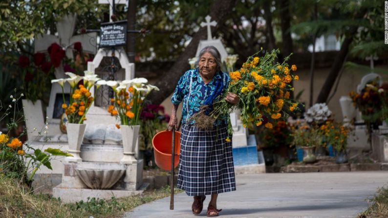 Una mujer indígena zapoteca lleva flores a la tumba de un miembro de su familia en el comienzo del Día de Muertos en Teotitlán, México. "Las caléndulas se utilizan para el Día de Muertos, debido a su fuerte olor. Se supone que sirven para atraer a los espíritus que en este día se les permite volver a visitar a la familia y amigos", dice Anaya-Cerda.