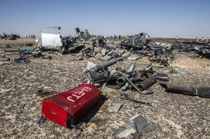 Restos del Airbus 321 de Metrojet que se estrelló en la península del Sinaí, en Egipto.