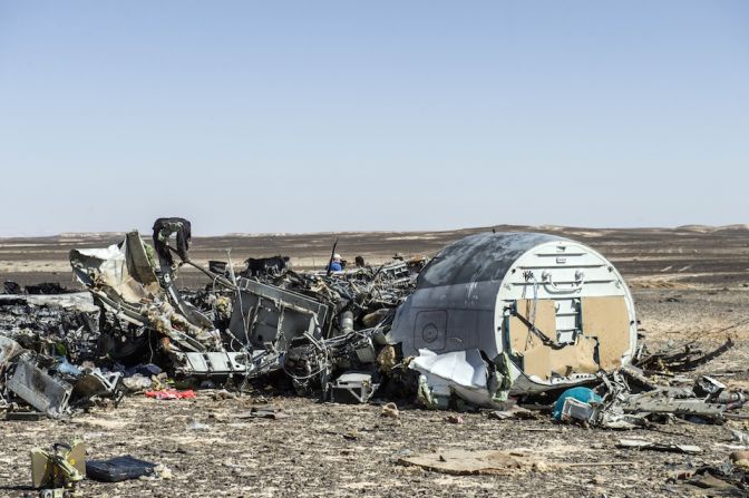 Parte del fuselaje del Airbus 321 de una aerolínea rusa que se estrelló en Egipto.