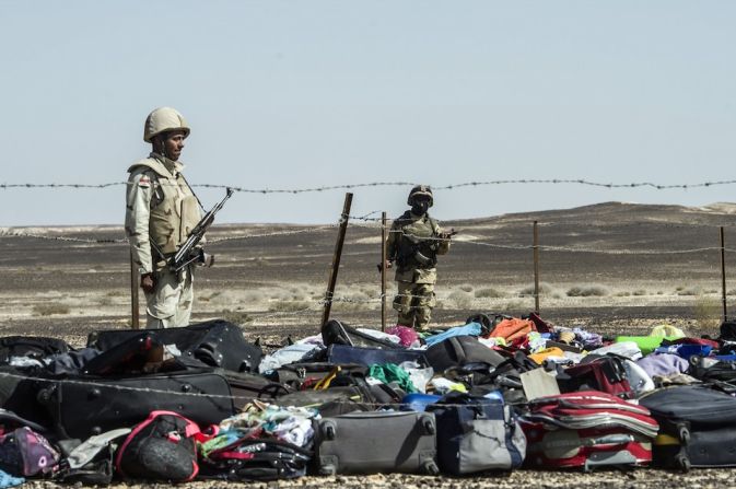 Soldados egipcios resguardan parte del equipaje de los pasajeros del avión ruso que se estrelló en Egipto.