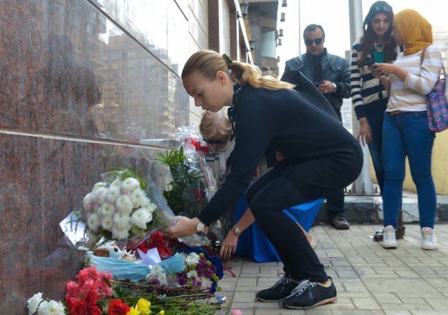 Varias personas depositaron flores en la embajada de Rusia en El Cairo, en recuerdo de las víctimas del siniestro aéreo registrado en el Sinaí.