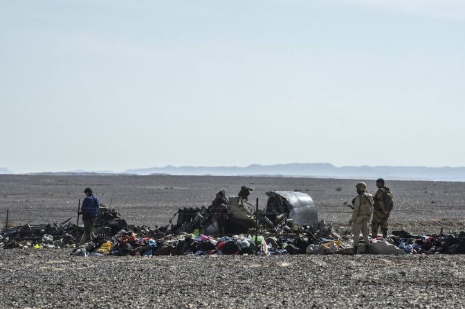 En el lugar del impacto se pueden ver restos apenas reconocibles de un avión y montones de pertenencias de sus ocupantes, en un paisaje árido.