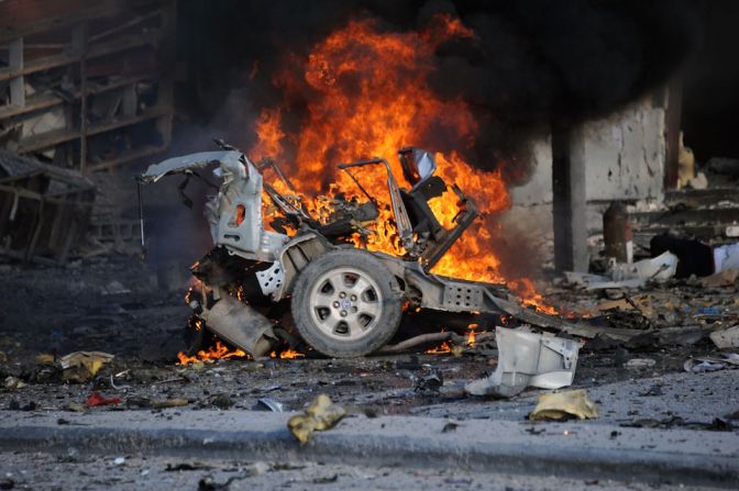 Un coche arde cerca del hotel atacado por terroristas islámicos en Mogadiscio, el pasado 1 de noviembre.