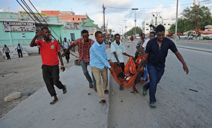 Varios hombres transportan a una víctima del ataque terrorista contra un hotel en el capital de Somalia, el 1 de noviembre de 2015.