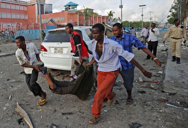 El ataque al hotel Sahafil de Mogadiscio, el 1 de noviembre de 2015, comenzó con la explosión de un coche bomba conducido por un suicida.