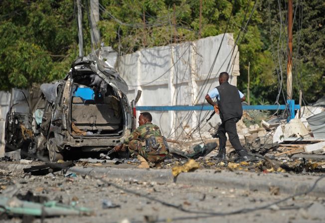 Fuerzas especiales del gobierno fueron desplegadas para enfrentar a los terroristas.