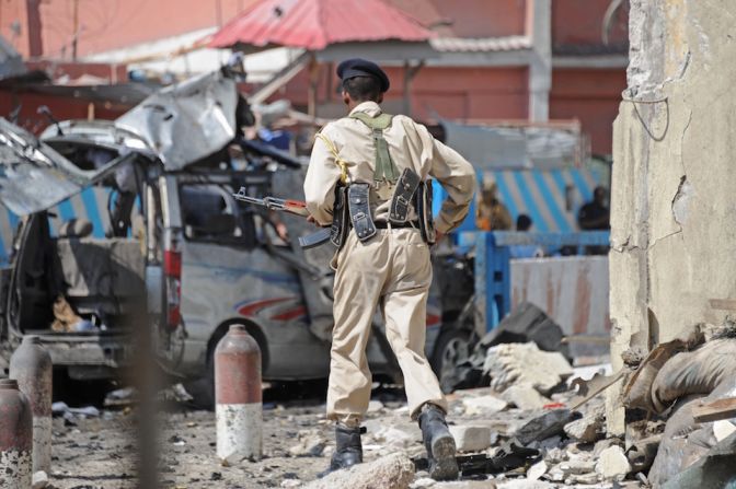 Un soldado somalí patrulla la zona del ataque terrorista en Mogadiscio el 1 de noviembre de 2015.