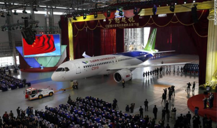 El C919 de China quiere desafiar la aviación mundial. Fue presentado por las autoridades chinas el 2 de noviembre de 2015.