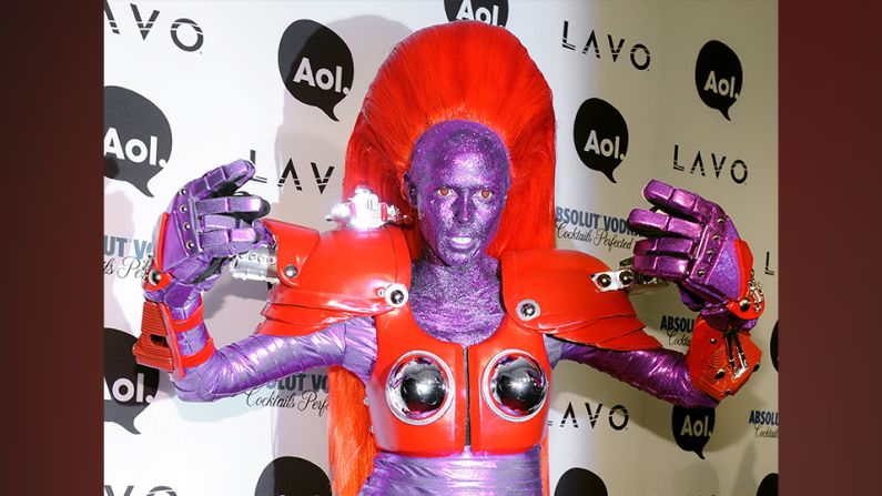 2010: Heidi sorprende en la alfombra roja con ese traje futurístico, una mezcla entre Transforme y una extraterrestre morada.