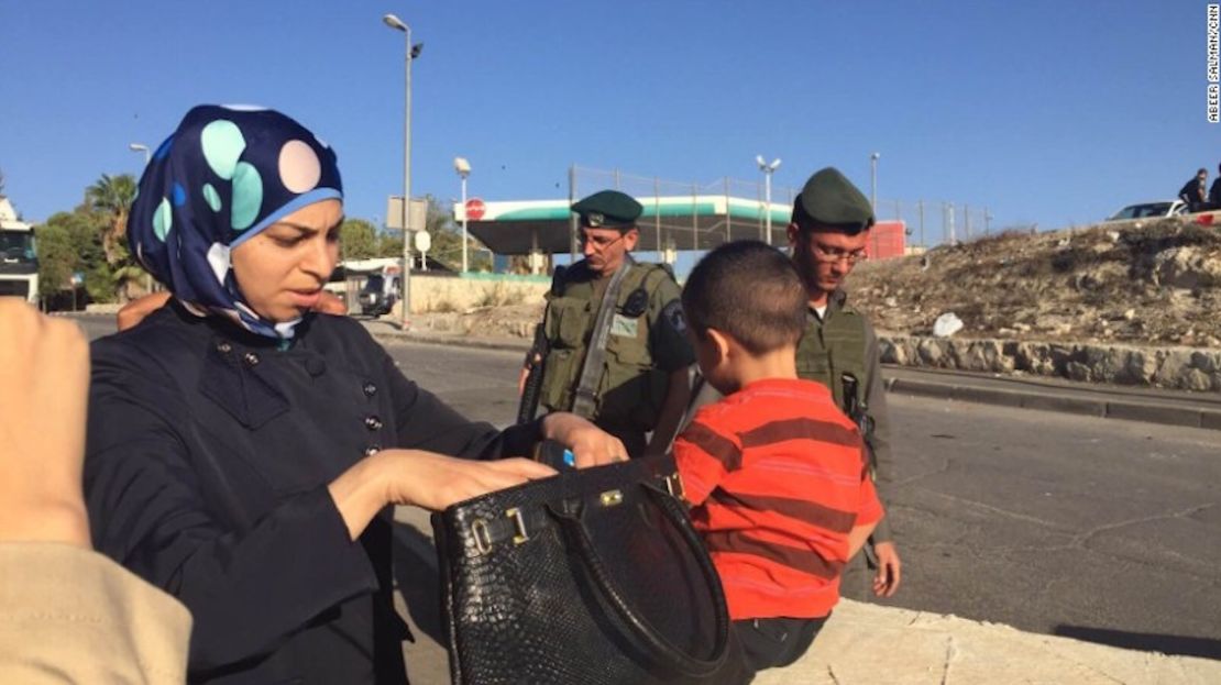 Fuerzas de Seguridad Palestinas revisan ciudadanos palestinos en la frontera.