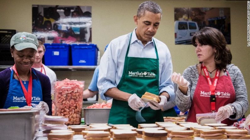 El básico sándwich de pan y jamón es el segundo más popular en Estados Unidos, según una encuesta publicada en 2014. El presidente Barack Obama ayuda a un par de voluntarias a preparar emparedados de jamón y queso en Martha's Table Kitchen en Washington, en octubre 2013.