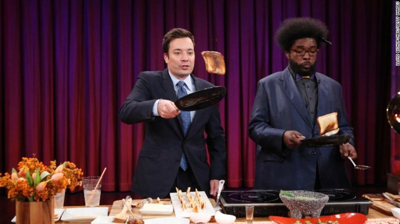 Si hace frío, es difícil resistirse a un buen sandwich de queso fundido (o 'grilled cheese' como es conocido en inglés) y una buena taza de sopa de tomate. En la fotografía podemos ver a Jimmy Fallon y Questlove preparando un par de 'grilled cheese' durante un episodio de 'Late Night with Jimmy Fallon' en 2013.