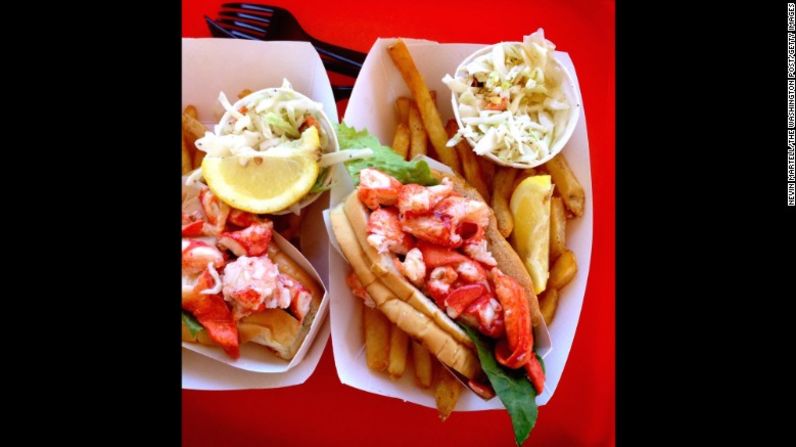 Si estás en la costa de Maine, no puedes dejar de probar el famoso lobster roll – una especie de 'perro caliente' pero con langosta y un poco de mayonesa. Red's Eats en Wiscasset tiene algunos de los mejores.