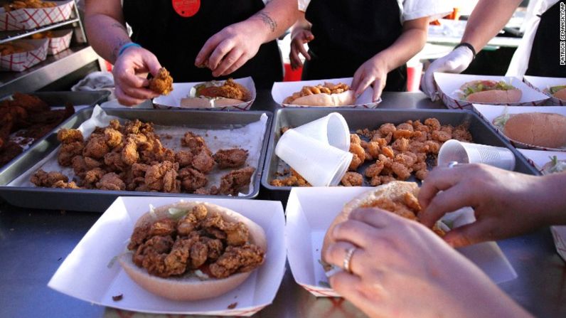 El po' boy nació en Nueva Orleans, y es usualmente servido en pan francés, aunque hay distintas variaciones. En la imagen, trabajadores preparan una mezcla de po' boys de camarones y ostras fritas en el 'New Orleans and Heritage Festival'.