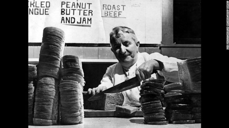 El británico Harry Hawkins prepara unos emparedados de mantequilla de maní y jamón para leñadores en las montañas canadienses.