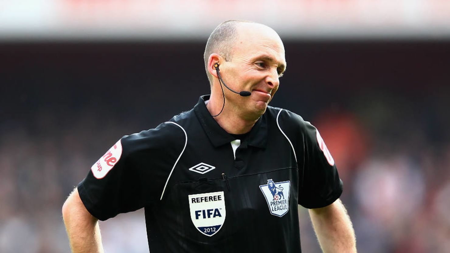 El árbitro inglés Mike Dean durante el partido entre el Tottenham Hotspurs y el Aston Villa en febrero de 2012 en Londres, Inglaterra.