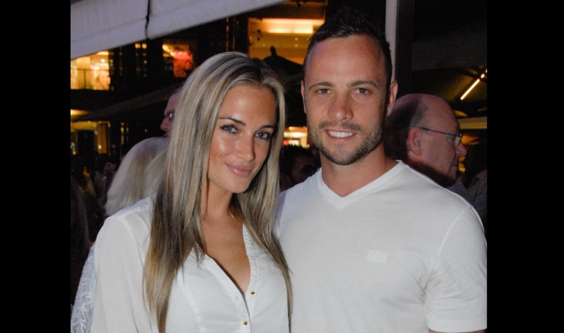 Reeva Steenkamp y Oscar Pistorius posan para una fotografía en el 2013.