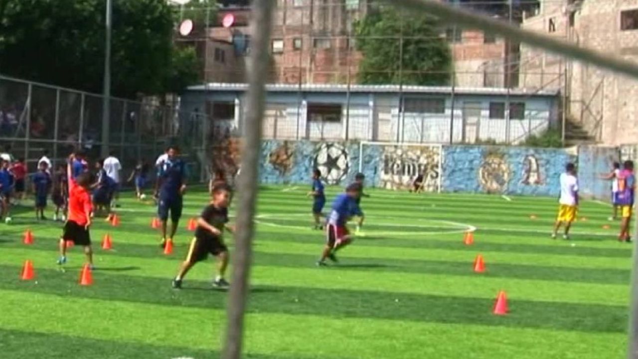 CNNE 225022 - futbol ninos salvador