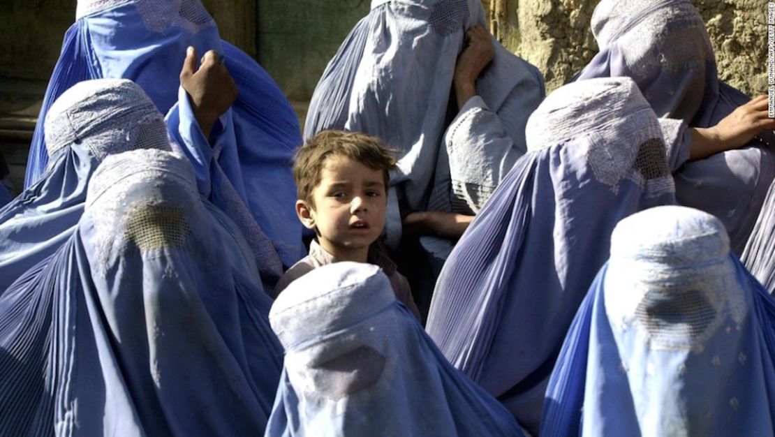 Un niño sobresale entre un grupo de niñas en Afganistán, que son obligadas a cubrir sus rostros con burkas.