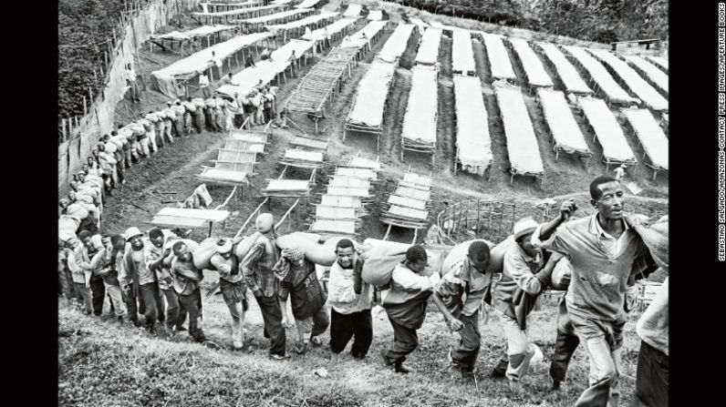 Trabajadores transportando granos secos de café en la región de Yirgacheffe de Etiopía en el 2004.