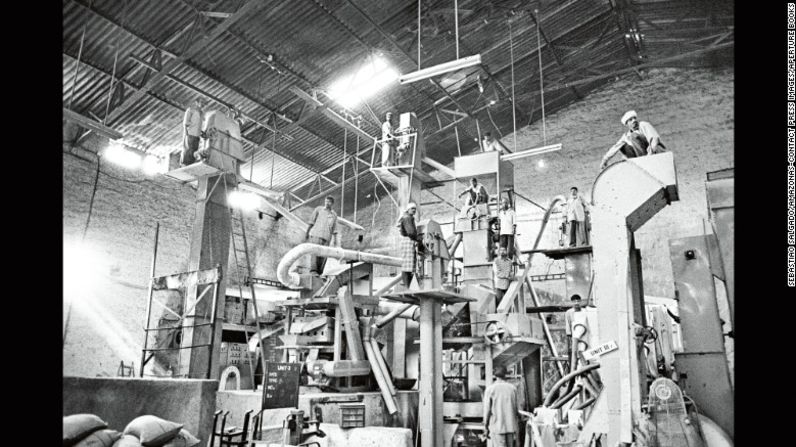 Una máquina procesa café en un almacén en la India en el 2003.