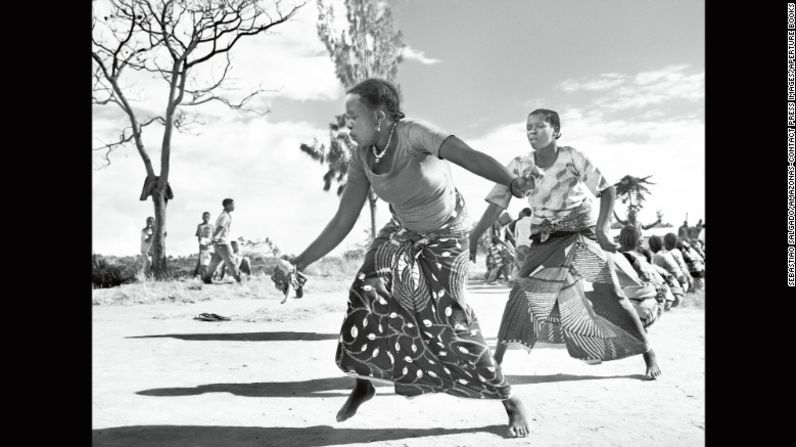 Los recolectores de café bailan en una aldea de Tanzania en el pueblo de Mbinga, cerca del lago Malaui, en el 2014. Antes de la exportación final, se deben quitar a mano los granos con imperfecciones o descoloridos.