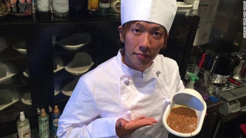 Dentro de la cafetería japonesa de curry con sabor a popó – Ken Shimizu (en la fotografía) ha abierto lo que podrá ser el restaurante más asqueroso del mundo. Curry Shop Shimizu se especializa en platillos que imitan la textura y el sabor de las heces. Además de manejar un restaurante, Shimizu, o más comúnmente conocido como Shimiken, es también una de las estrellas pornográficas más conocidas de Japón.