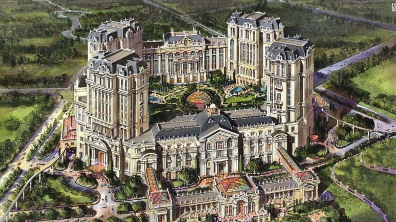 El más reciente... por ahora - El Lisboa Palace de SJM, el más reciente complejo turístico importante, será inaugurado en el 2017 y albergará tres hoteles: el Lisboa Hotel, un hotel diseñado por Karl Lagerfeld y un hotel Palazzo Versace.