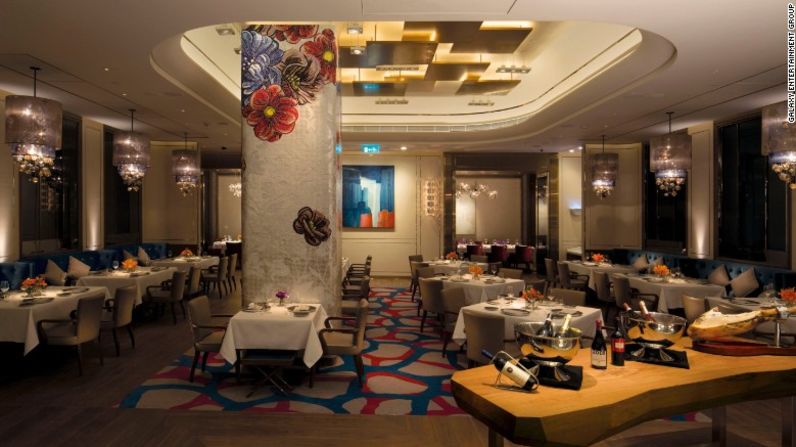 Restaurantes con estrellas - Al parecer, entre ocho a nueve chefs galardonados con estrellas Michelin llegarán a Macao en los próximos años, incluyendo la sucursal en Macao del afamado restaurante 8 1/2 Otto e Mezzo Bombana de Hong Kong, propiedad del chef galardonado con tres estrellas Michelin, Umberto Bombana.