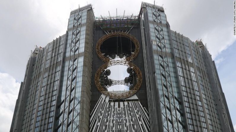 Rueda de la fortuna con diseño de la suerte - Llamado "Golden Reel", la pieza central es la rueda de Chicago más alta de Asia y la única en el mundo en forma de ocho (un símbolo de la fortuna en la cultura china). Tiene una altura de 130 metros sobre el suelo.