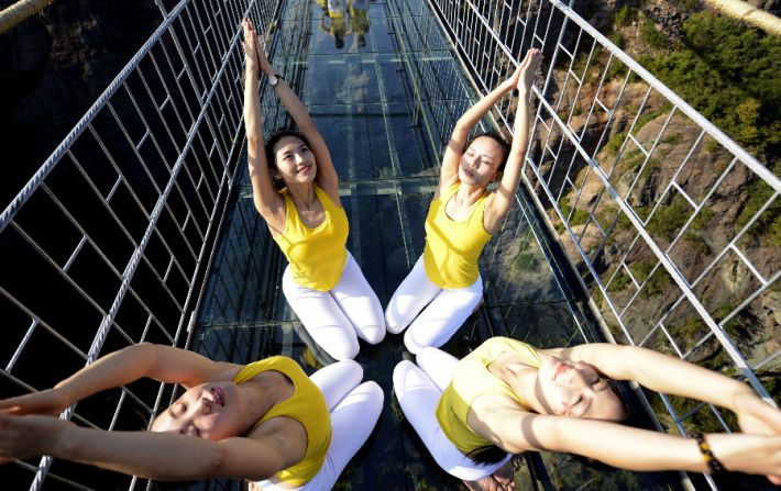 100 mujeres hicieron ejercicios de yoga al tiempo en el puente de cristal del Parque Nacional Geológico Shiniuzhai