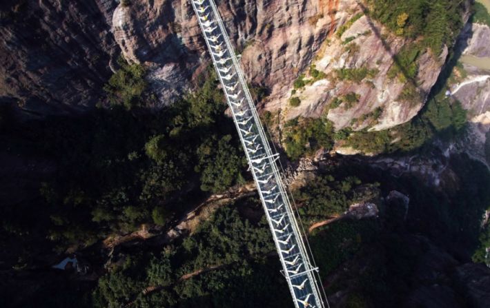 Es una pasarela de cristal suspendida a la vertiginosa altitud de 180 metros