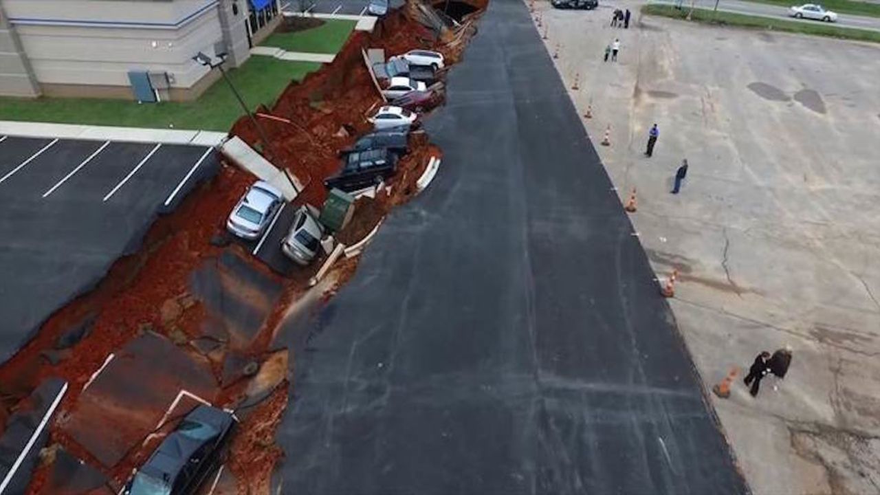 Al menos 15 coches cayeron en el socavón que se abrió en el estacionamiento de un restaurante de Mississippi.