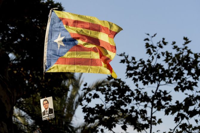 El Tribunal Constitucional español admitió este miércoles el recurso del gobierno contra la declaración del Parlamento de Cataluña para iniciar el proceso de independencia de España.