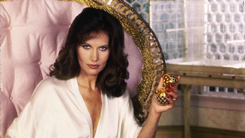 Maud Adams protagonizó junto a Roger Moore el film ‘Octopussy’ en 1983. La traficante de joyas y propietaria de un circo es otra de las chicas Bond que salva la vida del agente secreto.