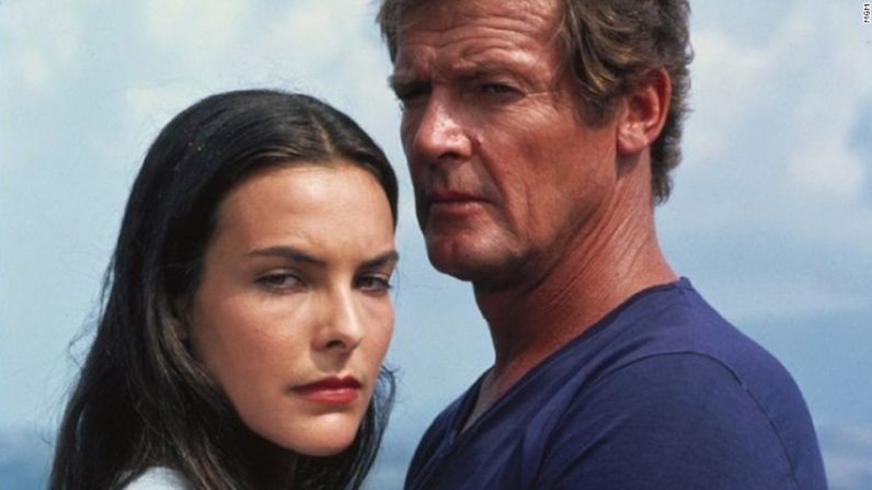 Luego de ser testigo del asesinato de sus padres, Melina Havelook, interpretada por la actriz Carole Bouquet, entra al equipo de Bond y eventualmente salva su vida. En vez de lucir un icónico traje de baño, Haveloock se desnuda en la película “For your eyes only”, de 1981.