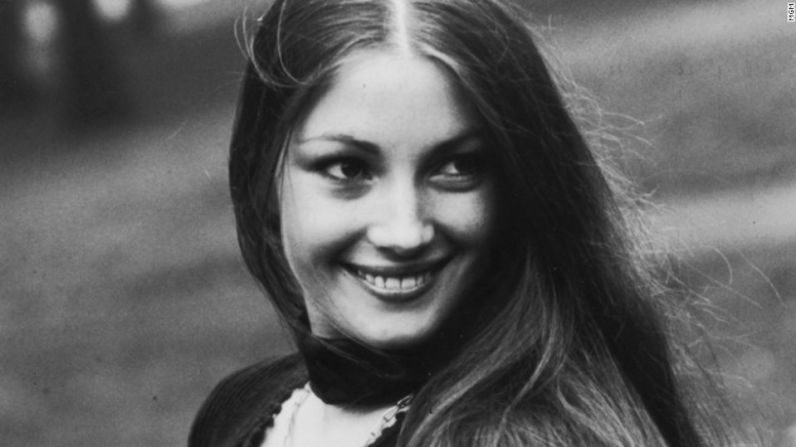 La solitaria Jane Seymour pierde su habilidad de ver el futuro luego de perder su virginidad con James Bond, interpretado por Roger Moore, en 1973, en la película “Live and Let Die”.