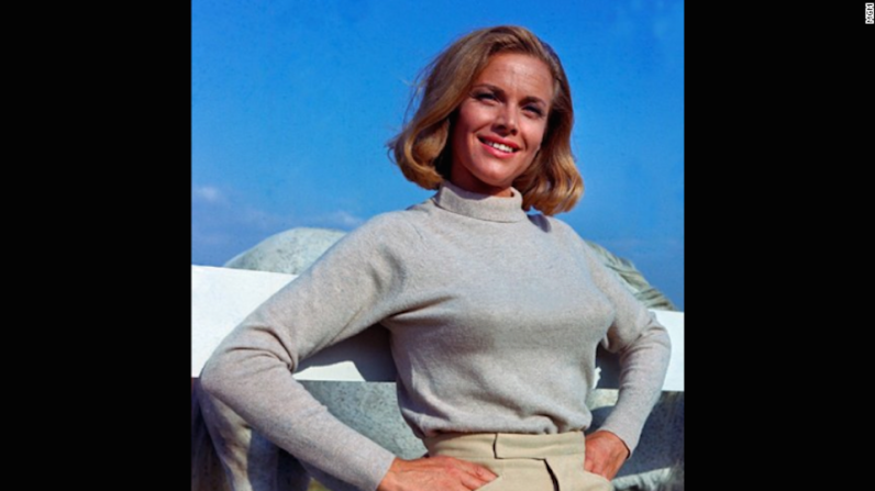 La piloto Pussy Galore, interpretada por la británica Honor Blackman, dijo ser inmune a los encantos de Bond, en la película de 1964 ‘Goldfinger’. Sin embargo, Galore finalmente se enamora de 007.