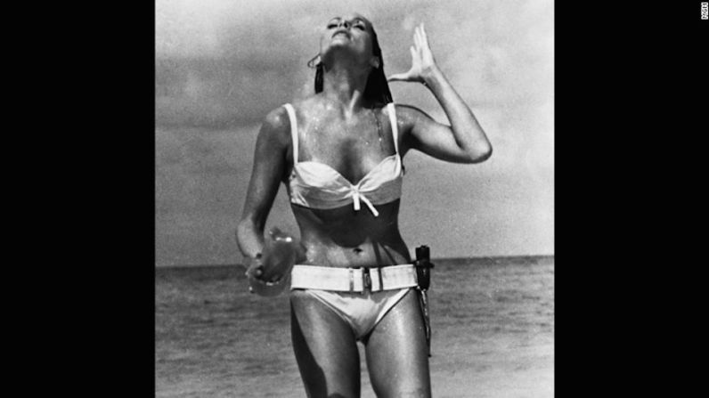 Ursula Andress interpretó a Honey Ryder junto a Sean Connery en el papel de James Bond en la película “Dr. No” de 1962. Cuando Bond ve por primera vez a Ryder, cuando ella sale del océano usando un bikini blanco, ella le pregunta: ‘¿Qué haces aquí?’ ¿Buscando conchas? A lo que él responde “No, sólo estoy viendo”.