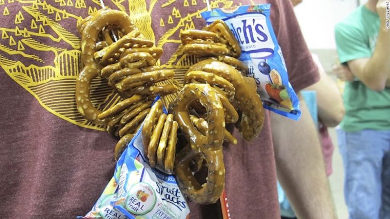 El secreto - Los collares son una forma en que los asistentes pueden participar en el festival, el cual ofrece muestras de cerveza ilimitadas. Se comen los pretzel según sea necesario para mitigar los efectos de otra nueva línea con otro delicioso trago.